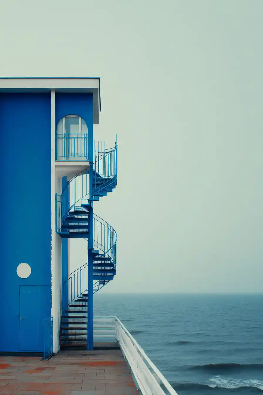 Litoral azul surreal com arquitetura alienígena em neblina suave