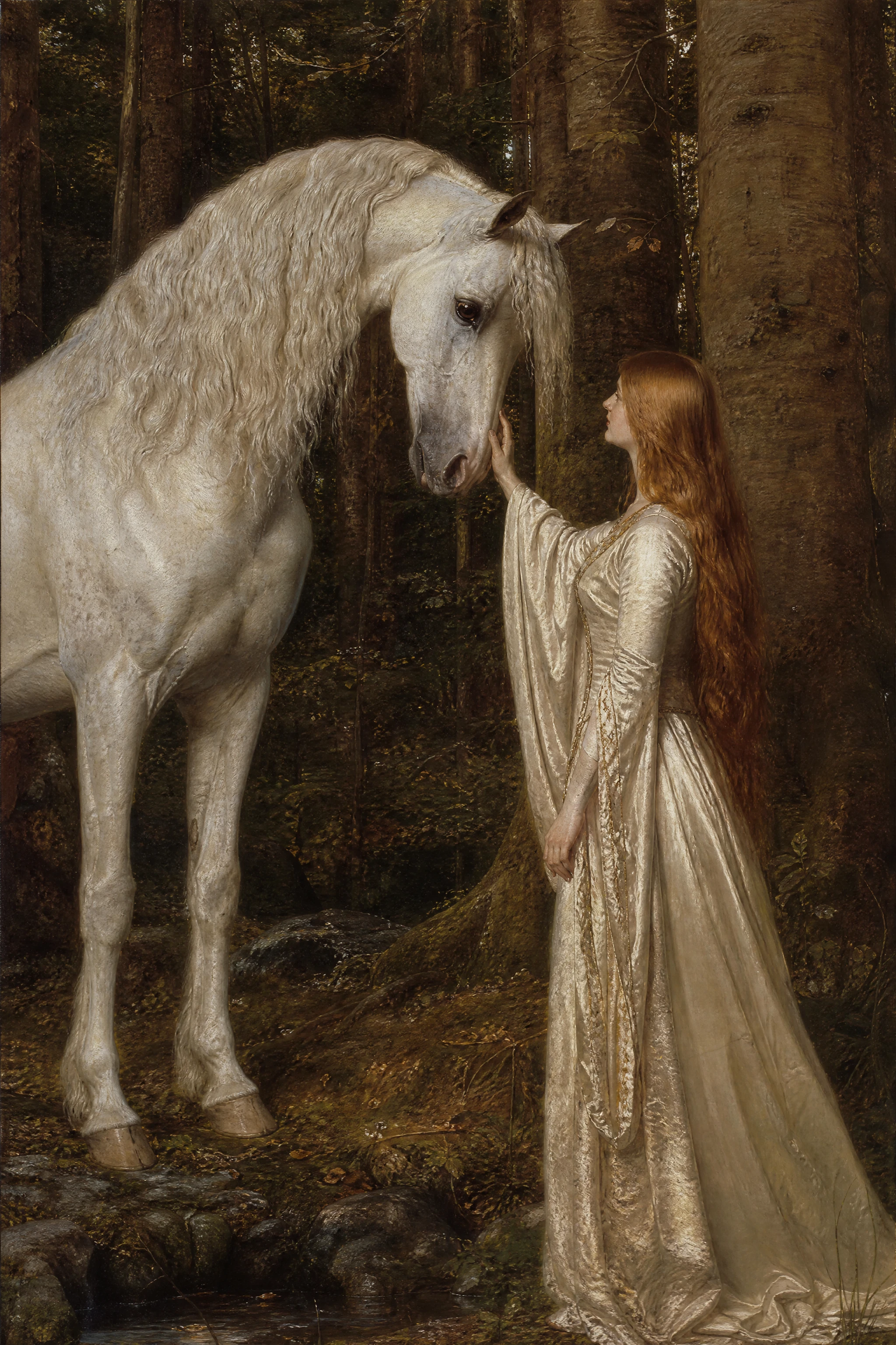 Joven mujer extendiendo la mano hacia un caballo blanco receloso