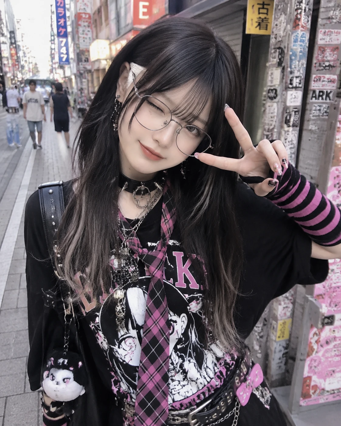 Ragazza anime carina in stile Harajuku in una strada di Tokyo