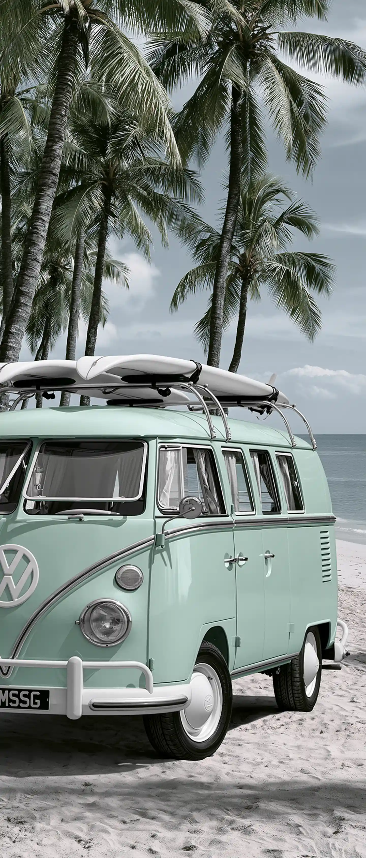 Furgoneta camper vintage con tablas de surf en una playa tranquila