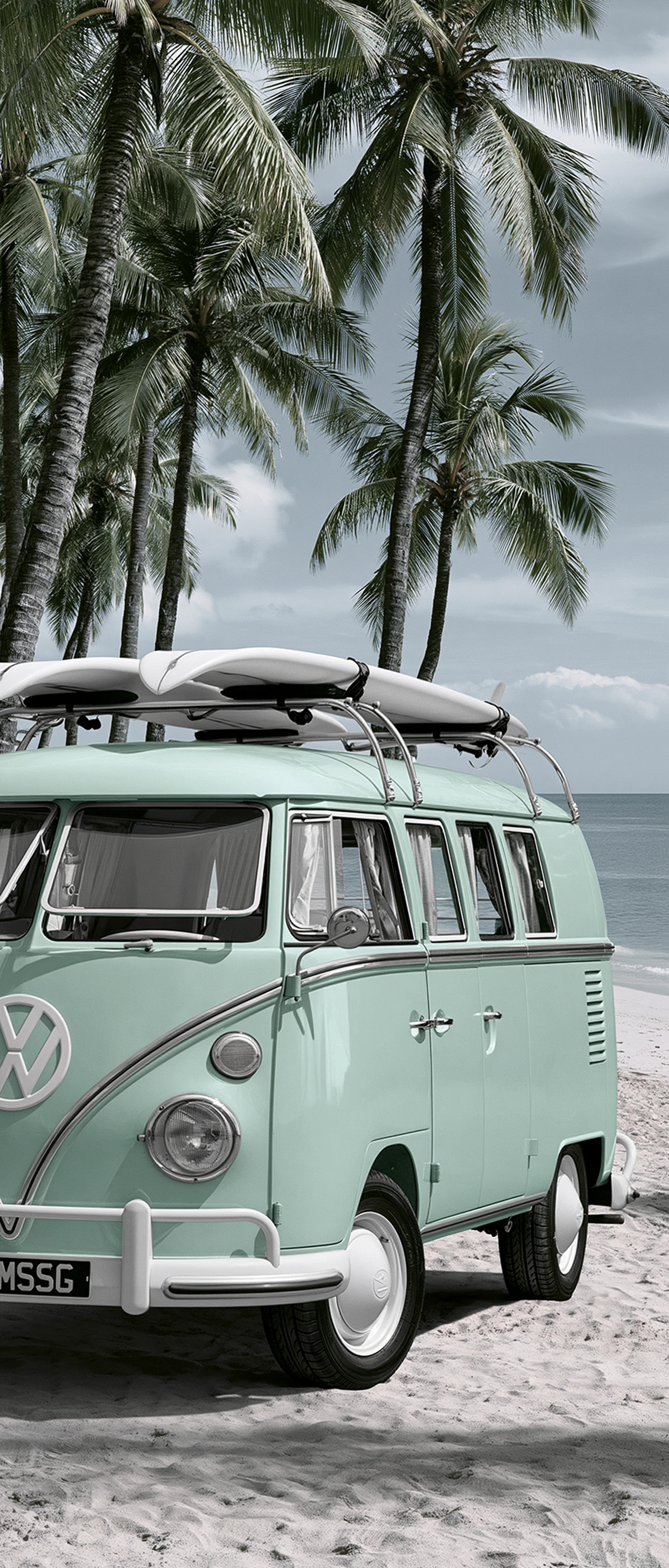 Camper van vintage con tavole da surf su una spiaggia tranquilla