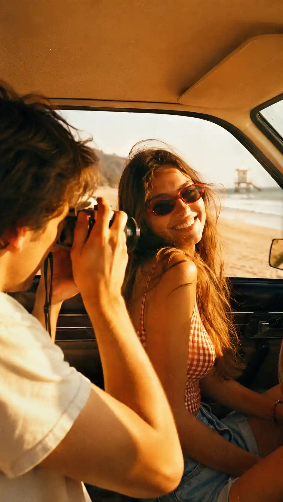Chica sonriente con gafas de sol rojas posando en un coche