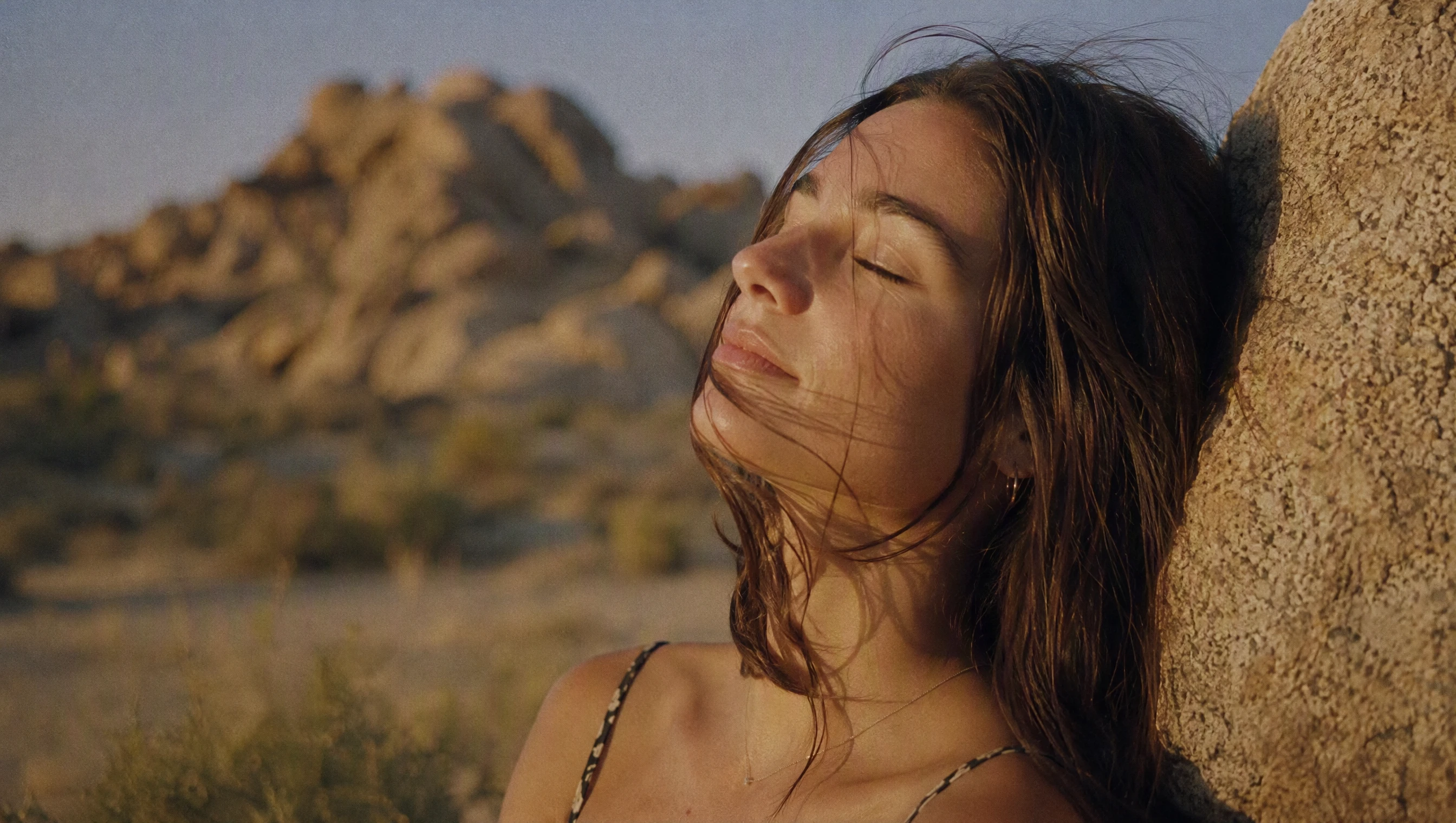 Estética cinematográfica de película de 35 mm con tonos cálidos de luz solar natural