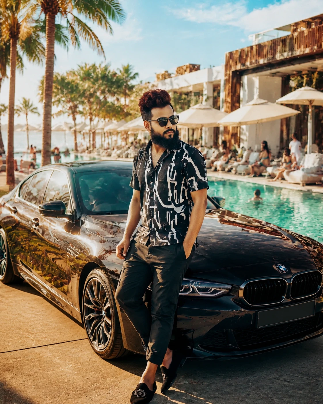 Stilvolles Auto am Resort-Pool mit einem modischen Mann