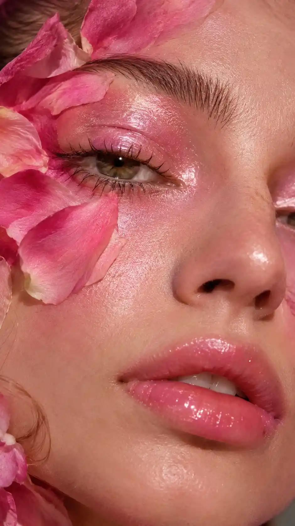 Portrait beauté en très gros plan avec maquillage rose d’inspiration florale