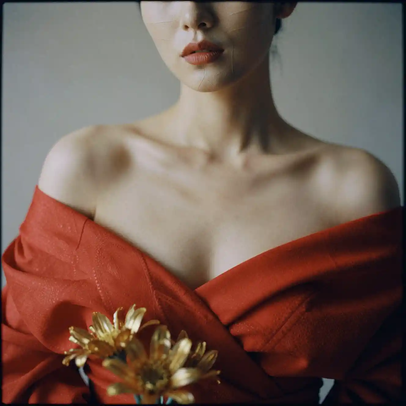 Retrato minimalista de una mujer chic con alta costura roja