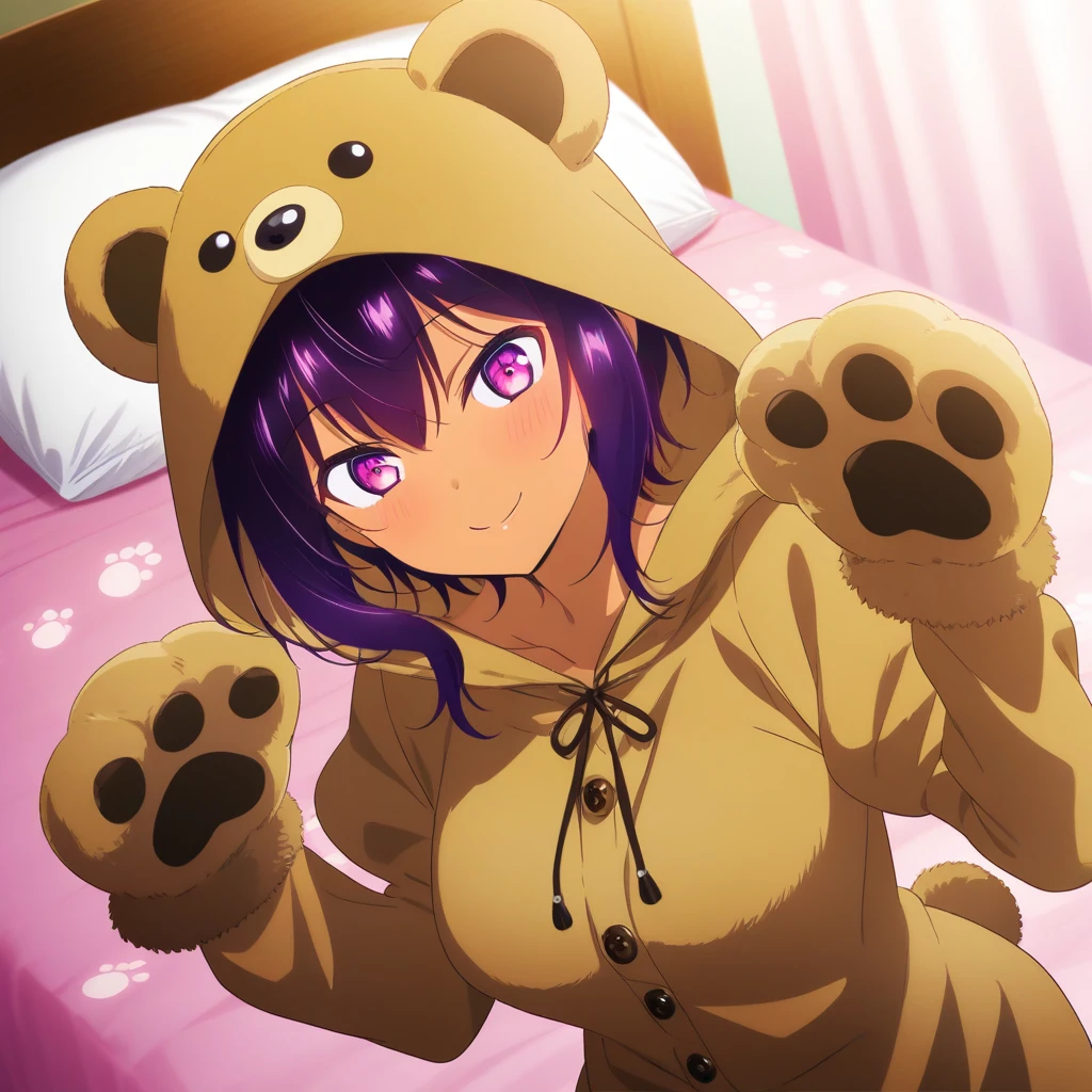 Ragazza anime dalla pelle scura sorridente in un carino costume da orso