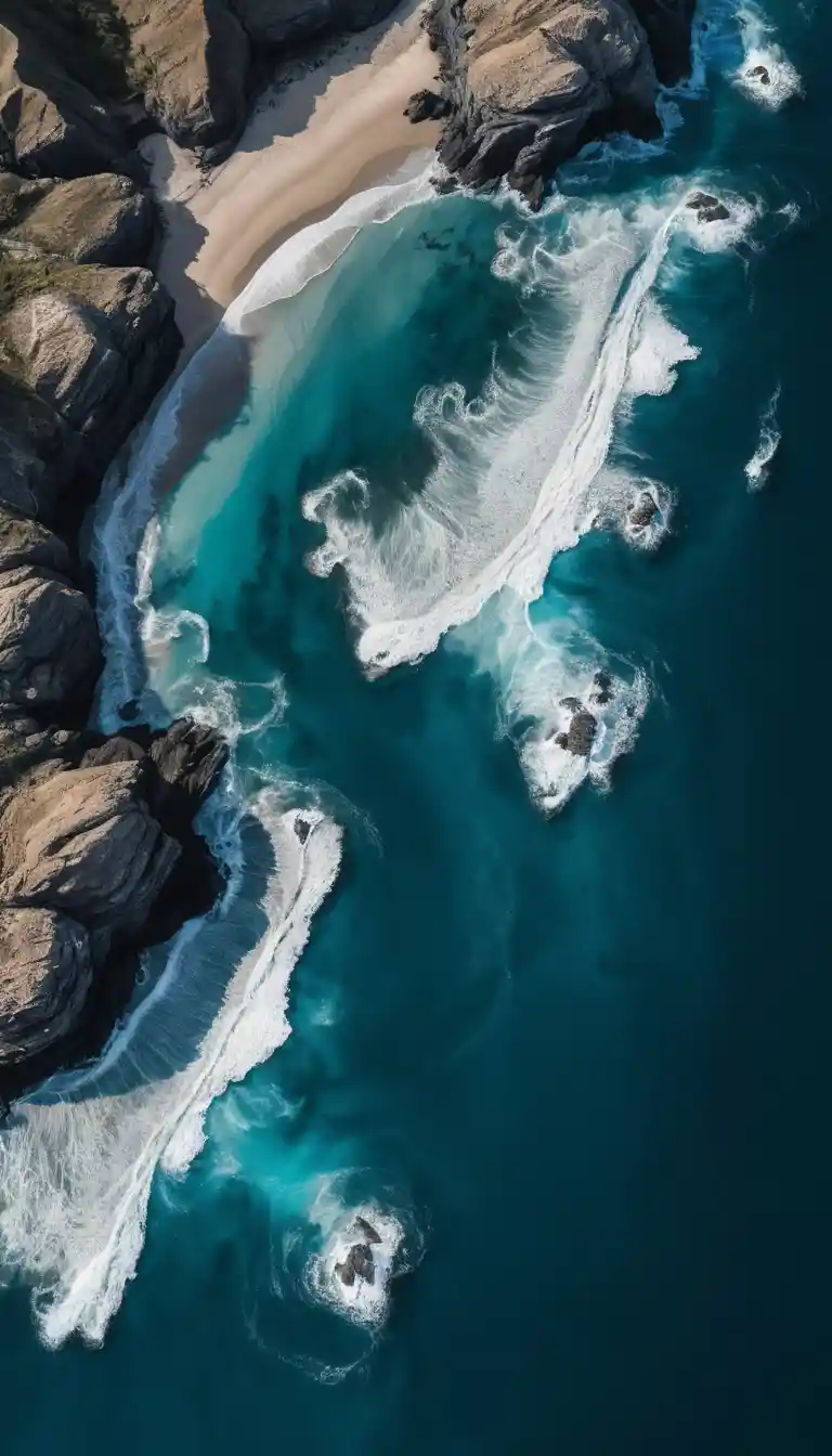 Vue aérienne d’un littoral escarpé et de eaux turquoise peu profondes
