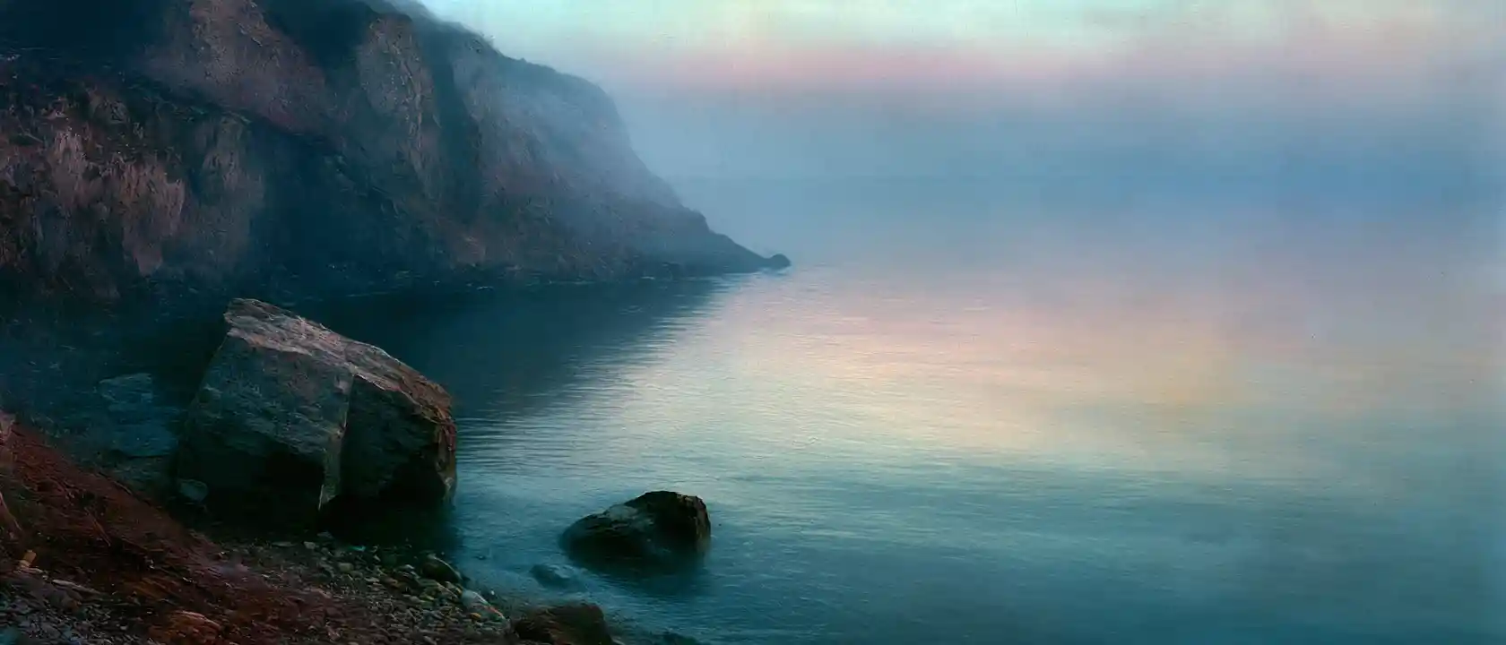 Un paisaje marino surrealista emerge entre una suave bruma y colores vibrantes
