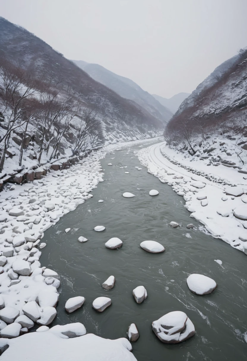 Un río helado de Corea bajo picos de montañas cubiertos de nieve