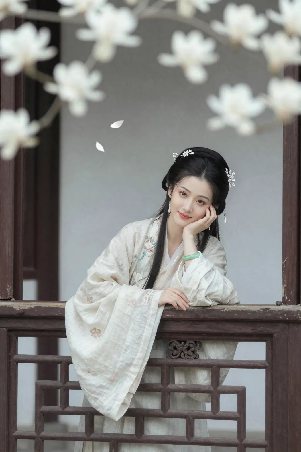 身穿傳統漢服的女子倚坐在雕花木格窗旁