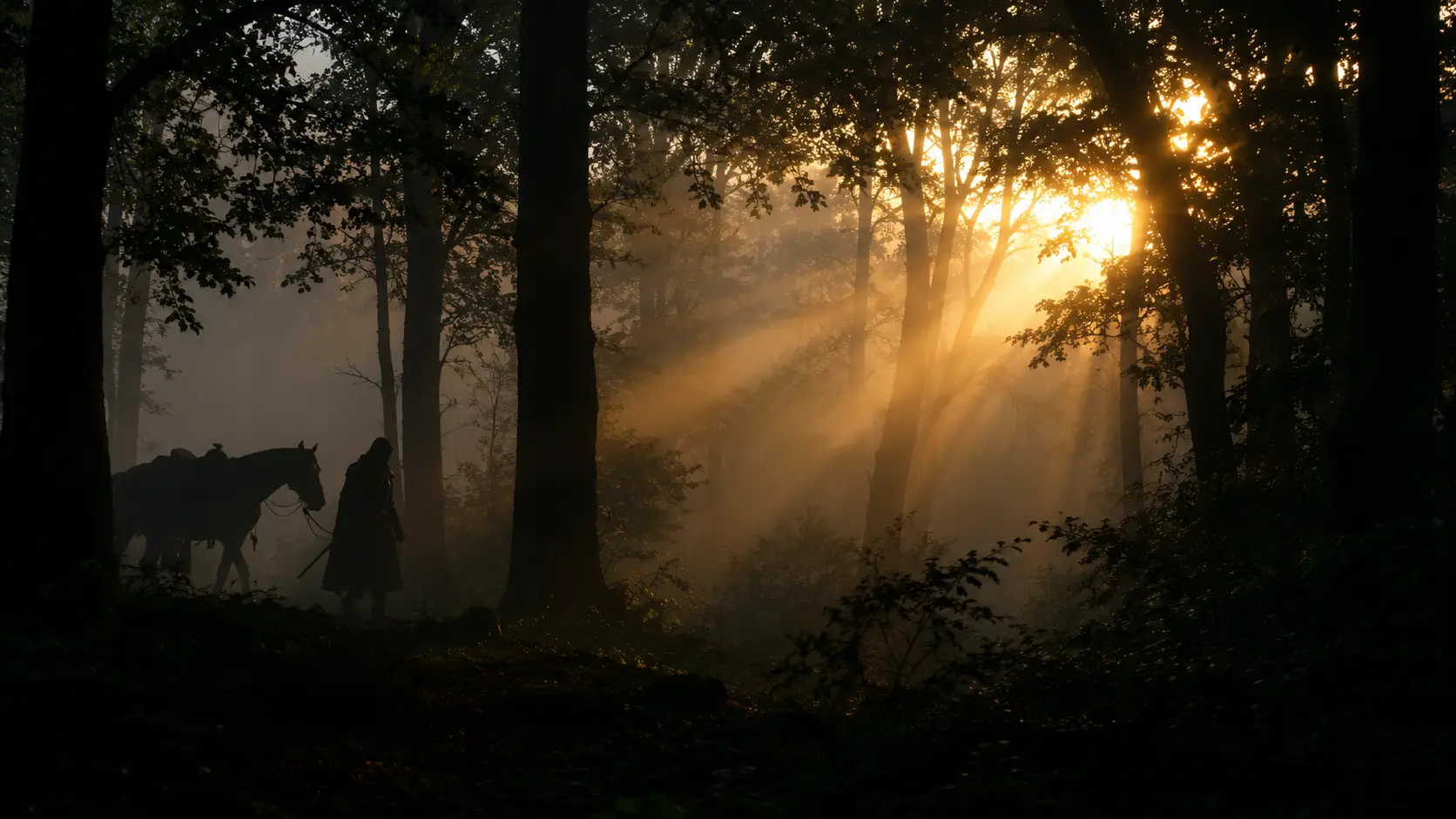 Un caballero guía a su caballo por un bosque brumoso al amanecer