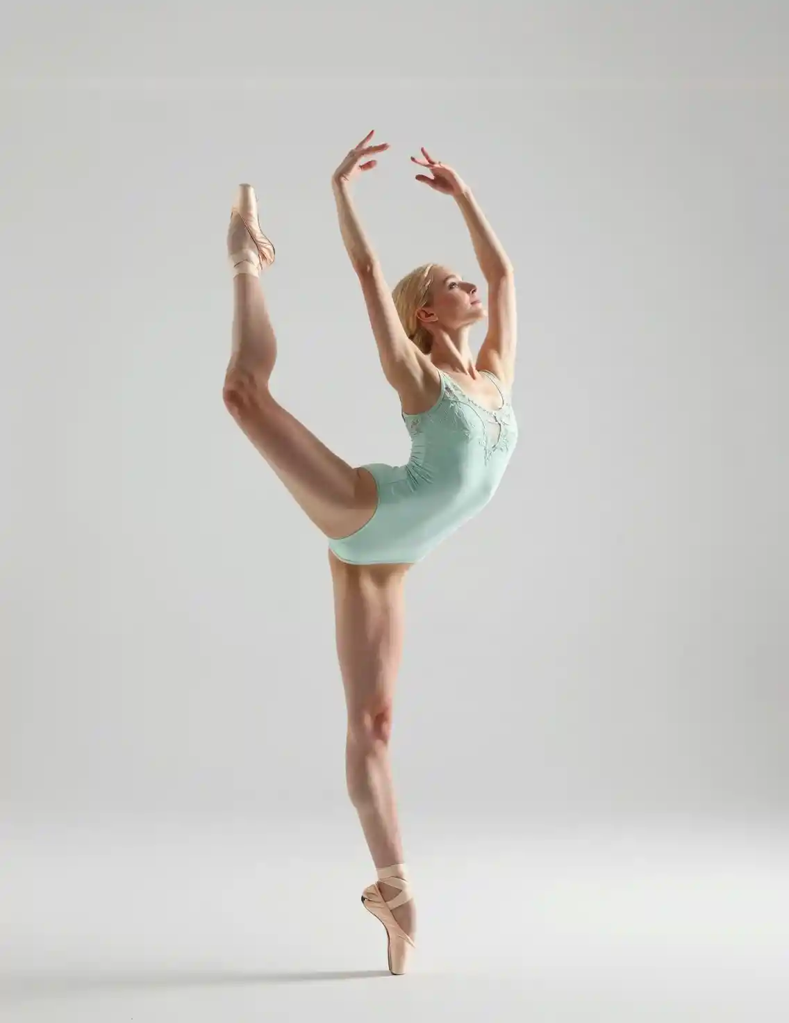 Ballerina hält in einem hellen, weißen Studio einen vertikalen Spagat