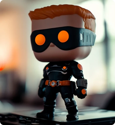Figurine Funko Pop de super-héros futuriste avec masque noir et yeux orange lumineux